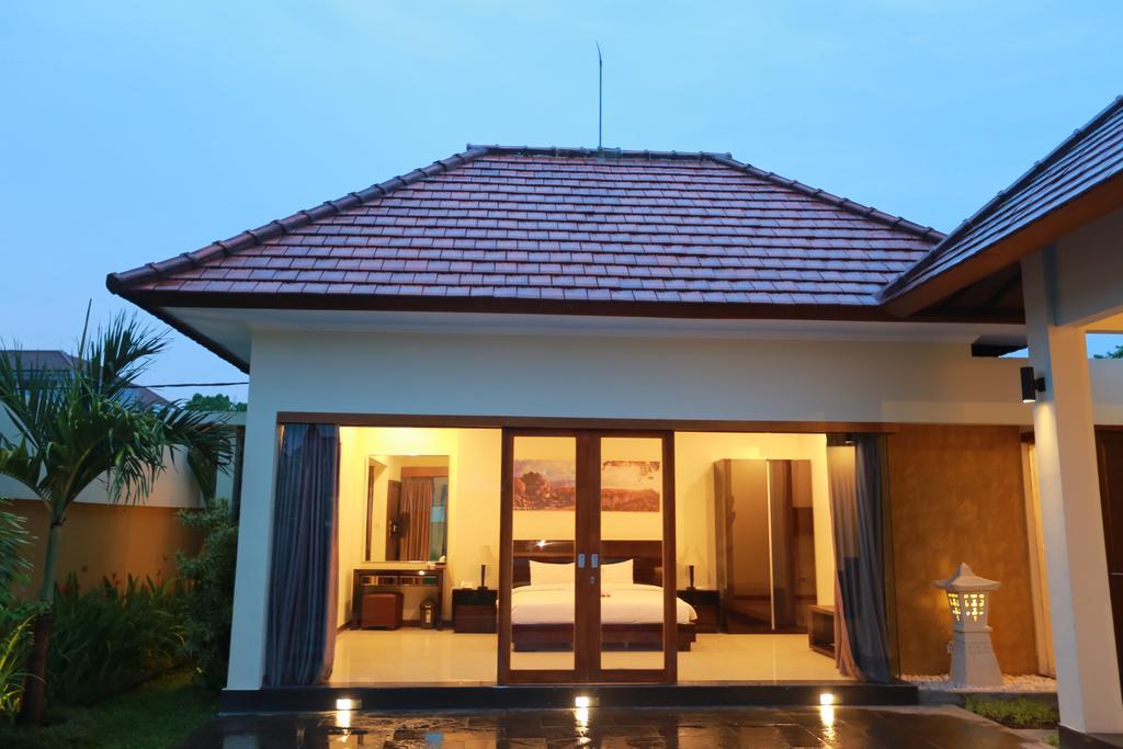 Putri Bali Villa Seminyak  Exterior photo